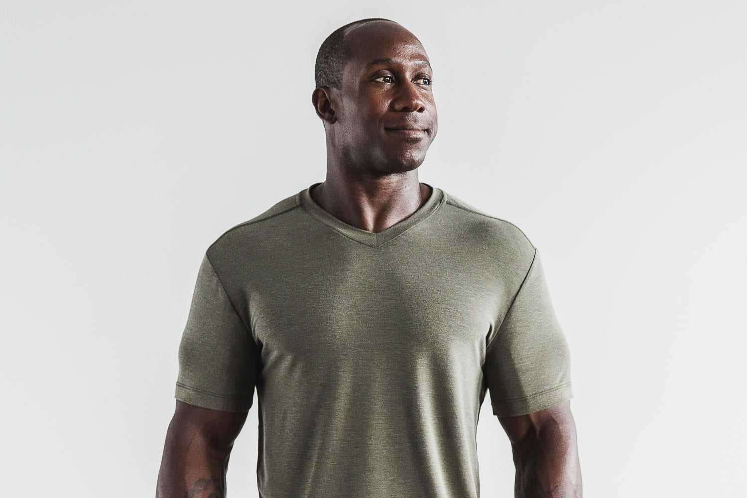 Nobull V-Neck Tee Tanks & Tees Army Green | 1685-GXCOH